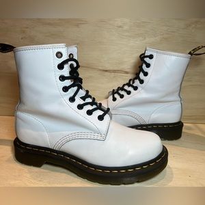 Doc Dr. Martens Womens 1460W Boots shoes 8-Eye Size 7 White Leather lace up